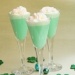 Shamrock Shake : 1/3 szklanki mleka 2 – 3 kulki lodów waniliowych kilka kropli ekstraktu miętowego lub syropu zielony barwnik spożywczy bita śmietana do dekoracji Mleko, lody, ekstrakt i barwnik wymieszaj w shakrze. Przelej do wysokiej szklanki. Udekoruj bitą śmietaną.