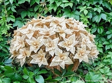 Kwiaty wykonane ze słomy żytniej umieszczone w kłosach zbóż.