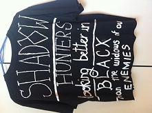 Hej,samodzielnie maluję koszulki.Napiszę napis z każdego fandomu i nie tylko! Tanio i dobrze c;