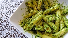 Pietruszkowe pesto z orzechami laskowymi. PYSZNE i SZYBKIE :)

www. kuchennepotyczkialergiczki. pl