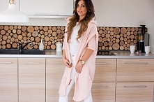 Długi pudrowy sweter oversize z kapturem od Red Master Clothes