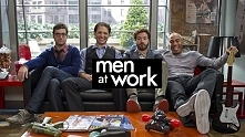 Męska robota (2012-14)

Perypetie czwórki młodych mężczyzn, którzy pracują w jednym z magazynów. Po rozstaniu z dziewczyną Milo (Danny Masterson) pragnie ponownie ułożyć sobie z...