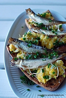 jajecznica z sardynkami na chlebie