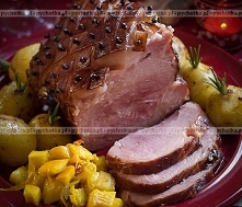 Szynka szpikowana goździkami