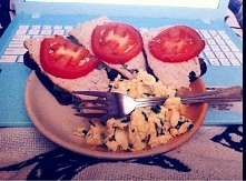 niedzielne sniadanie :-) jajecznica z 1 jajka i 2 białek + kanapki z chleba wysokobialkowego z roszponka, kurczakiem i pomidorem + herbata zielona i pokrzywa