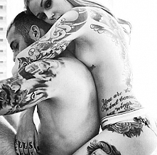 Mieć świado­mość, że tworząc związek, właśnie przy tym kimś po­zos­ta­jesz sobą. Bez sztuczności, która pcha się drzwiami i ok­na­mi. Bez ory­ginal­ności, która w sier­pniu dwu­...