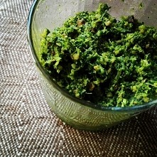 pesto z pietruszki i prażonych orzeszków ziemnych