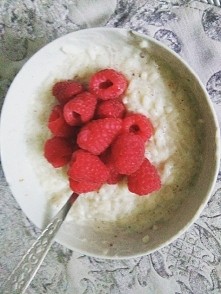 ryż na mleku sojowym z cynamonem, malinami i ksylitolem