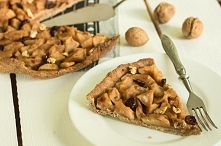 Pełnoziarnista tarta z jabłkami, bakaliami i cynamonem