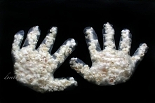 Ręce pokryte parchami na Halloween