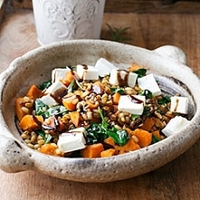 sałatka z dynią, kaszą jaglaną, fetą i szpinakiem