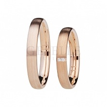 Minimalistyczny komplet obrączek z różowego złota z duetem brylantów na matowym tle - kolekcja GESELLE Jubiler You&Me