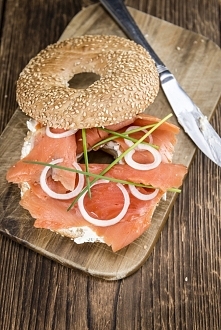 BAJGLE Z WĘDZONYM ŁOSOSIEM