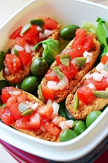 Tapas - chlebek /pomidor/cebulka/oliwa z oliwek i świeże oliwki! Olee.