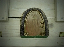 Wyjątkowe antyczne drzwiczki krasnala