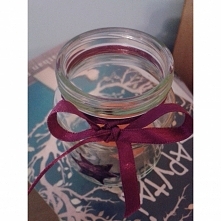 Mój pomysł nam uroczy świecznik- mały słoiczek, obrazek namalowany farbami do szkła (w moim przypadku to fioletowa gwiazdka) oraz urokliwa kokardka. I oczywiście w środku mała ś...