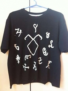 Koszulka malowana własnoręcznie na zamówienie.Chcesz jakąś?Napisz do mnie.