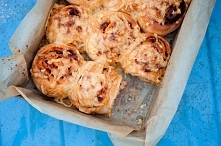 Bułki ślimaki z suszonymi pomidorami i serem