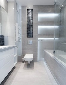 piękna waska jasna łazienka