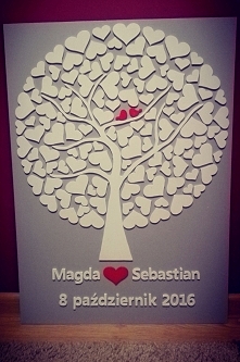 Drzewko szczęścia jest to oryginalny pomysł na księgę gości, na której goście mogą się podpisywać, wpisywać życzenia lub pozostawać odciski palców. Jest to niepowtarzalna pamiąt...