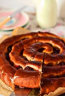 Ciasto drożdżowe ze śliwkami i nadzieniem makowo-marcepanowym