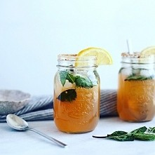 Z serii czy wiesz ze ?  
Zielona herbata !
1. Poprawia wygląd skóry 
2. Zmniejsza ryzyko raka 
3. Przedłuża życie 
4. Doping dla mózgu 
5. Obniża poziom "złego cholesterolu...