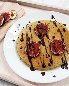 Omlet gryczany z figami.
Instagram: @annazajdel