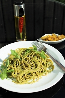 Makaron pełnoziarnisty z pesto z rukoli
