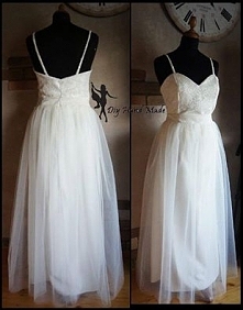 Sukienka 2w1 czyli maxi spódnica z koronkową bluzką. Sukienka została uszyta z grubej satyny i tiulu. Góra ozdobiona koronka bawełnianą.