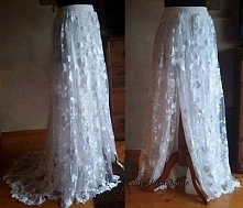 Spódnica o dlugości maxi. Zostala uszyta z grubej satyny i koronki. W talii satynowy pas.