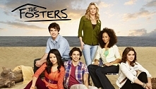 "The Fosters"
Para lesbijek, Stef i Lena, wychowuje biologicznego syna, adoptowane bliźniaki i tworzy rodzinę zastępczą dla kolejnej dwójki dzieci.