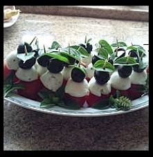 koreczki 

składniki:

pomidory koktajlowe
ser mozzarella
oliwki
wykałaczki
bazylia