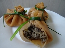 Sakiewki z pieczarkami

Składniki:
2 szklanki mąki
1 szklanka mleka
1 szklanka wody mineralnej
3 łyżki keczupu
3 jajka
sól
olej

Farsz:
80 dkg pieczarek
10 dkg sera żółtego
1 ce...