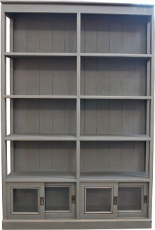 Wysoki regał z zamykaną półką na samym dole.
Półka zamykana suwanymi drzwiczkami.
Wykończenie grey - ciemny odcień szarości.
Specjalnie postarzany i przecierany, tak by uzyskać ...