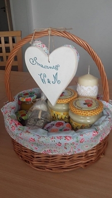 W podziękowaniu. Folkowy kosz z pysznym miodem prosto z pasieki, sok z czarnego bzu, śliwka w czekoladzie, dżem z dyni, ketchup z cukini, pachnące mydełka a tego wszystkiego pil...