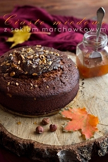 Aromatyczne ciasto miodowe z sokiem marchewkowym