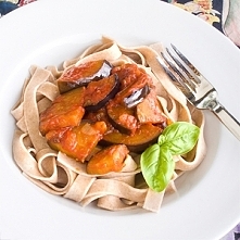 Makaron tagliatelle z bakłażanem i pomidorami