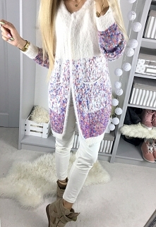 Ciepły puszysty sweter ze wzorem. Idealny do jeansów lub legginsów. Sweter dobrze sprawdzi się do każdej jesiennej stylizacji. Sweterek zapinany na dekolcie na metalową haftkę. ...