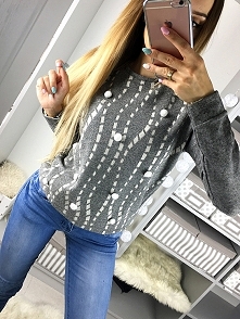 Ciepły sweter z pomponami. Idealny do jeansów lub legginsów. Sweter dobrze sprawdzi się do każdej jesiennej stylizacji. Najmodniejszy w tym sezonie. Wykonany z miękkie ale grube...