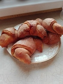 szybkie rogaliki drożdżowe, pół z czekoladą, pół z dżemem wiśniowym.
