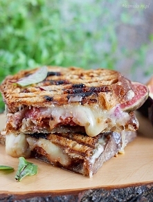 Tosty z boczkiem, serem i figami / Fig, bacon and cheese toasts