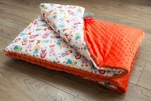 Kołderka ocieplana na jesień/zimę. Bawełna w laleczki + mandarynkowy plusz minky.