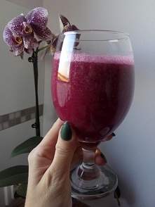 Burak z botwinką, banan, maliny, ananas :) mniam!