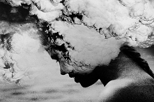 .„Może jest taka miłość, która nie potrzebuję związku? Może osoby mogą żyć osobno, w nocy tulić się do innych ramion niż tych, które rzeczywiście pokochali. Mogą prowadzić osobn...