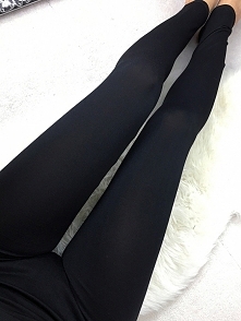 Legginsy z zapiętką. Idealne do swetrów i bluz. Delikatne z gumką w pasie, pięknie podkreślają nogi. Bardzo dobrze trzymają się podczas chodzenia a także ćwiczeń.