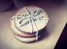 Podkładki pod kubek wykonane z plastrów litego drewna, ozdobione ciekawymi sentencjami to oryginalny dodatek do codziennych, nawet tych najbardziej oczywistych czynności. Wysoka...