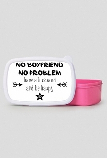 Lunchbox z napisem "No boyfriend, no problem. Have a husband and be happy"