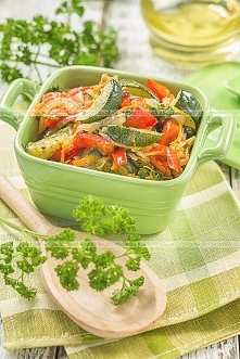 Papryki z cukinią i kalarepką