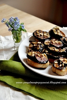 Grzaneczki z grillowanym bakłażanem i orzechami pinii