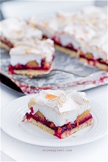 KRUCHE MIGDAŁOWE CIASTO ZE ŚLIWKAMI I BEZĄ